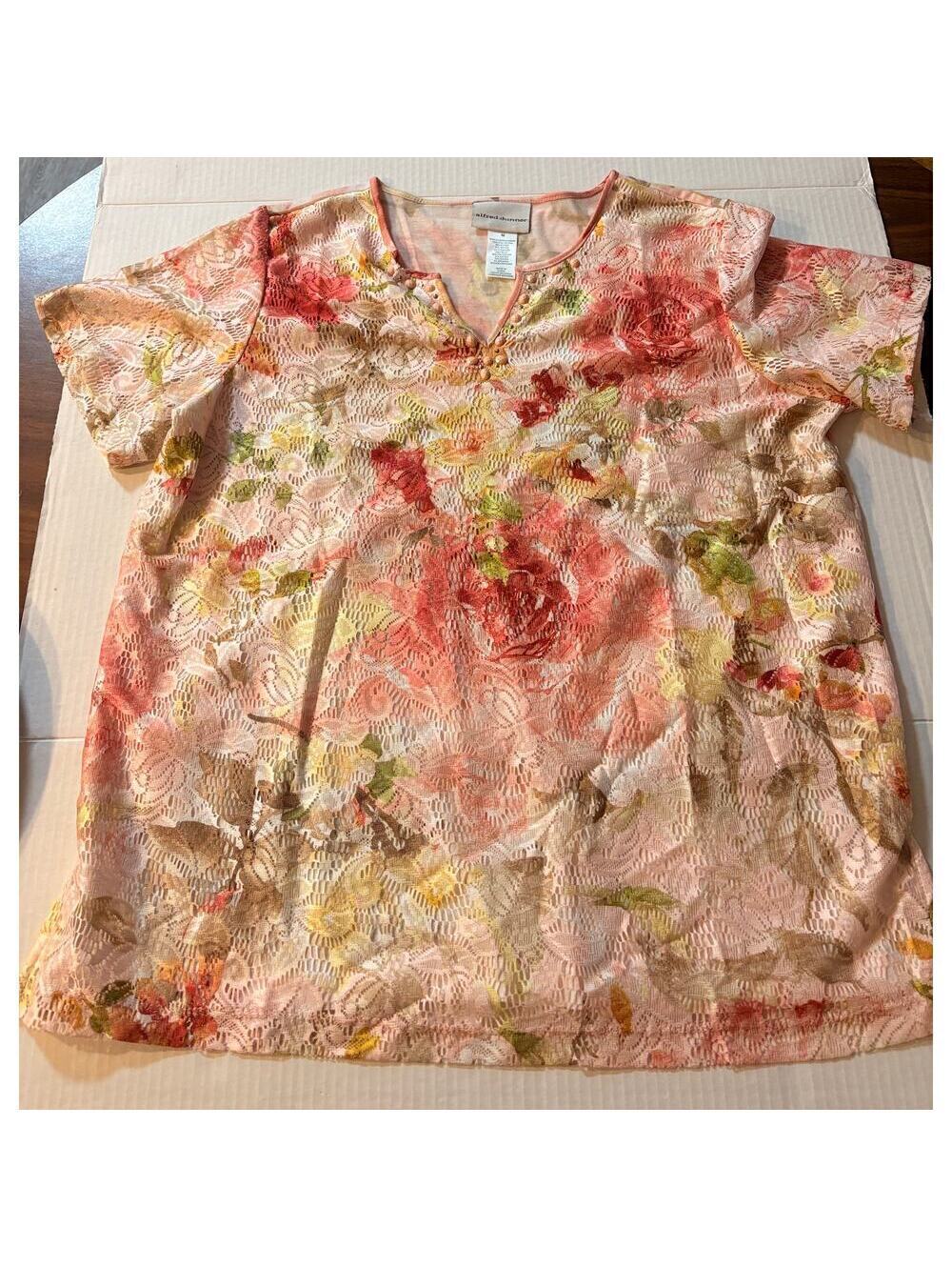 Alfred Dunner M NWOT Rose lace v-neck. Business Casual or date night ready
